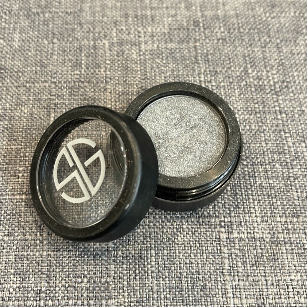 Studio Gear “Fade to Black” Eyeshadow